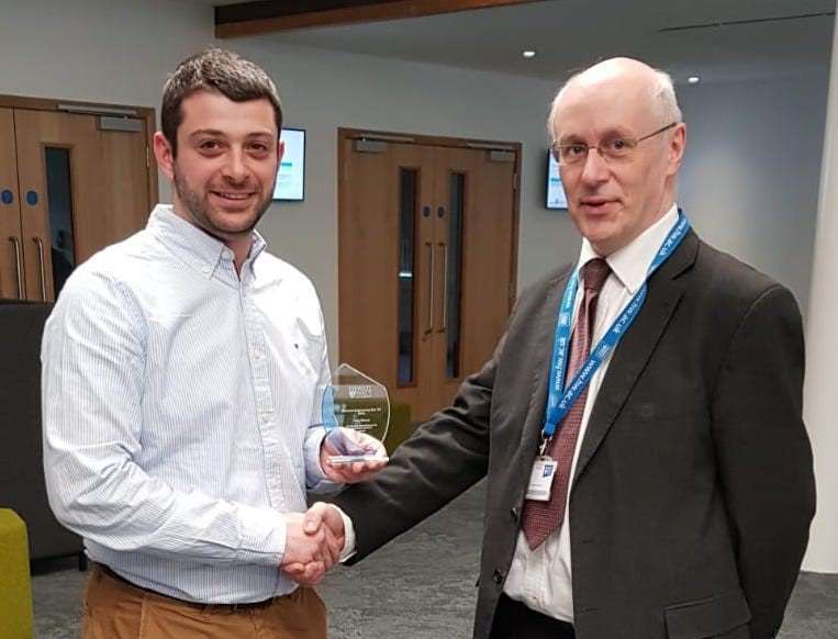 Ioannis Fragkopoulos receives his Best Presenter prize from Professor Graeme White